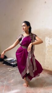 Rukmini Vijayakumar Instagram - Getting ready for a shoot 😊😊😊

Behind the scenes …. 

Can’t believe I remembered to do this today 

Shooting with 
@vivianambrose @raghuramvocals @vishak_rp @khanjiraboy @thavilraja 

For @teamworkarts … a fundraiser 

#bharatanatyam #bts #dancer #indiandancer #dance #classicaldance #makeup #hair 

#bts