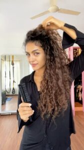 Rukmini Vijayakumar Instagram - You all wanted to know whether I brushed my hair… and how it would be if I did… 😁😁😁 

Watch to find out ! 

#hair #curlyhair #brush #conditioned #shampoo #wash #hairstyle #afro #retro #curls