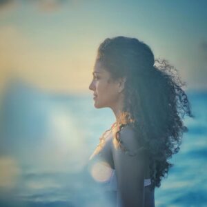 Rukmini Vijayakumar Instagram - Sometimes I realise friendship is not about the time you spend talking, but also the time you remain in each other’s company without saying a single word ….. 

My snorkel buddy, dive buddy and silently watching stars buddy…. 
@poojasampath 

Thanks for the photos @anupjkat 

#friendship #silence #quiet #company #beach #stars #sunset #maldives #divers #ocean