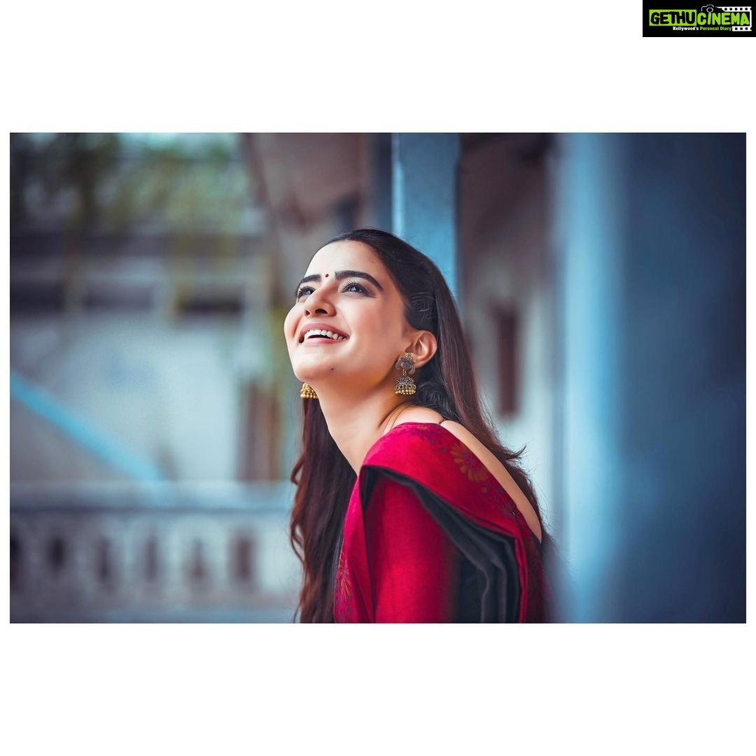 Rukshar Dhillon Instagram - Madhavi andukuntunna premaki, tanani istapadutunna audience support eh kaaranam. Tanani, ee paatani intalaa aadarinchinanduku…Chaala thanks❤️ Madhavi owes all the love she’s received to the audience and their support. Thank you for giving her and the song such a great response.❤️ #AshokaVanamLoArjunaKalyanam #PasupuletiMadhavi #ooaadapilla Captured by- @subbu.photography Make up design by- @ayushibantia Executed by- @ayushibantia @makeupbykashmira_ Hair design & Execution by- @seena_hair143 Support Staff- @saisiddhu___ @dasari5384
