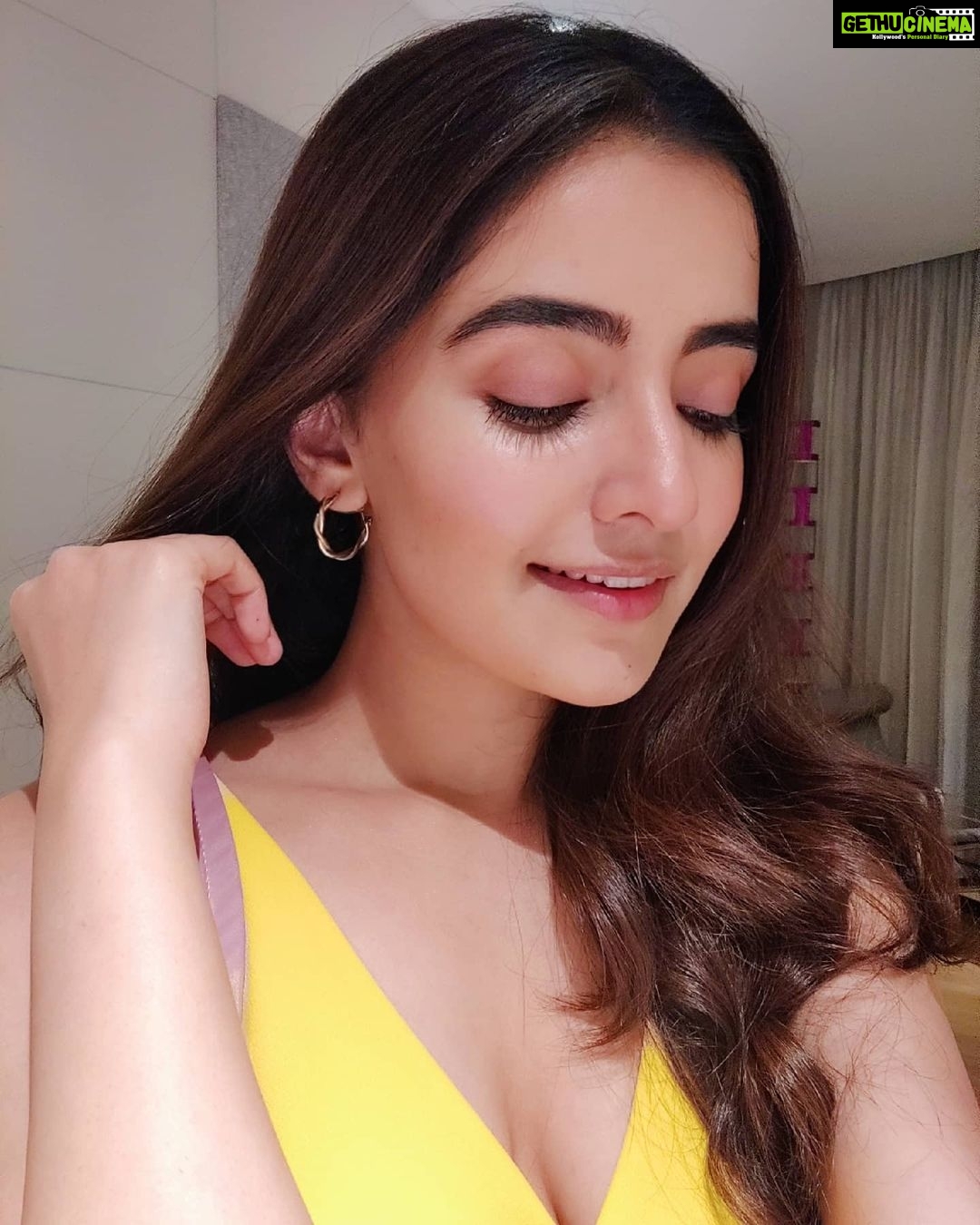 Rukshar Dhillon Instagram - Festive season ✔️ Festive glow ✔️ Best time of the year ✔️ Ho Ho Ho🎄♥️
