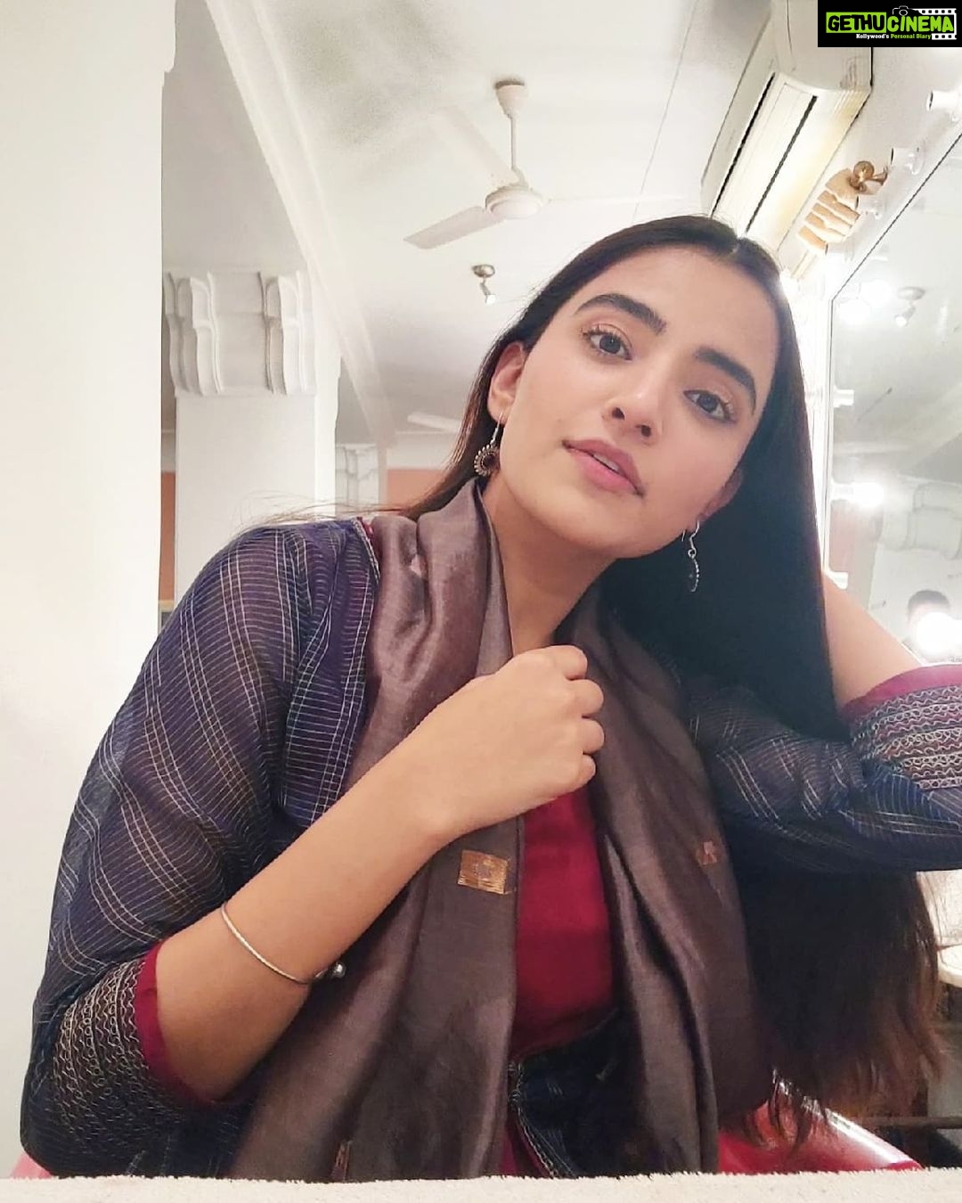 Rukshar Dhillon Instagram - Baithe baithe kya karein karna hain kuch kaam🤕 What kaam? Swipe to the last picture to find out