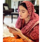 Rukshar Dhillon Instagram - Guru Nanak Dev Ji De Parkash Purab Di Lakh Lakh Vadaiyaan🙏✨ Recited the Sukhmani Sahib Paath today at home, remembering his beautiful words of wisdom... -Kirat Karo Live honestly, work hard & with dedication. -Naam Jappo Meditate and feel the oneness. -Vand Chakko Share and help others in whatever capacity you can. Waheguru Ji Ka Khalsa Waheguru Ji Ke Fateh🙏 #gurpurab #gurunanakdevji #satnamwaheguru