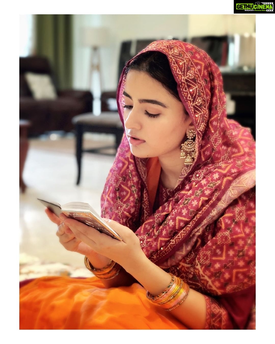 Rukshar Dhillon Instagram - Guru Nanak Dev Ji De Parkash Purab Di Lakh Lakh Vadaiyaan🙏✨ Recited the Sukhmani Sahib Paath today at home, remembering his beautiful words of wisdom... -Kirat Karo Live honestly, work hard & with dedication. -Naam Jappo Meditate and feel the oneness. -Vand Chakko Share and help others in whatever capacity you can. Waheguru Ji Ka Khalsa Waheguru Ji Ke Fateh🙏 #gurpurab #gurunanakdevji #satnamwaheguru