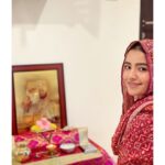 Rukshar Dhillon Instagram - Guru Nanak Dev Ji De Parkash Purab Di Lakh Lakh Vadaiyaan🙏✨ Recited the Sukhmani Sahib Paath today at home, remembering his beautiful words of wisdom... -Kirat Karo Live honestly, work hard & with dedication. -Naam Jappo Meditate and feel the oneness. -Vand Chakko Share and help others in whatever capacity you can. Waheguru Ji Ka Khalsa Waheguru Ji Ke Fateh🙏 #gurpurab #gurunanakdevji #satnamwaheguru
