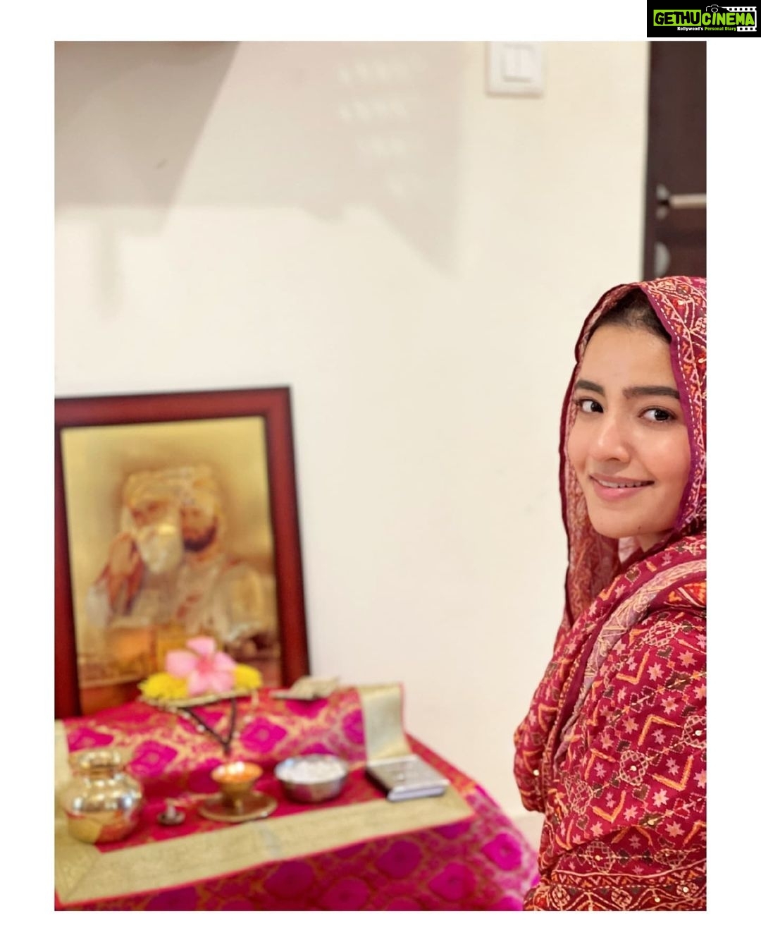 Rukshar Dhillon Instagram - Guru Nanak Dev Ji De Parkash Purab Di Lakh Lakh Vadaiyaan🙏✨ Recited the Sukhmani Sahib Paath today at home, remembering his beautiful words of wisdom... -Kirat Karo Live honestly, work hard & with dedication. -Naam Jappo Meditate and feel the oneness. -Vand Chakko Share and help others in whatever capacity you can. Waheguru Ji Ka Khalsa Waheguru Ji Ke Fateh🙏 #gurpurab #gurunanakdevji #satnamwaheguru