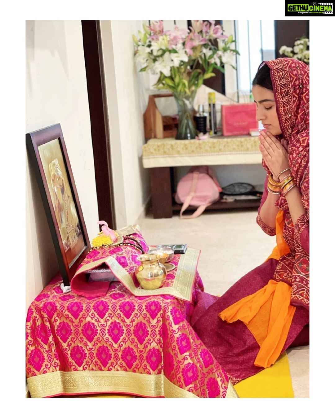 Rukshar Dhillon Instagram - Guru Nanak Dev Ji De Parkash Purab Di Lakh Lakh Vadaiyaan🙏✨ Recited the Sukhmani Sahib Paath today at home, remembering his beautiful words of wisdom... -Kirat Karo Live honestly, work hard & with dedication. -Naam Jappo Meditate and feel the oneness. -Vand Chakko Share and help others in whatever capacity you can. Waheguru Ji Ka Khalsa Waheguru Ji Ke Fateh🙏 #gurpurab #gurunanakdevji #satnamwaheguru
