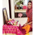 Rukshar Dhillon Instagram - Guru Nanak Dev Ji De Parkash Purab Di Lakh Lakh Vadaiyaan🙏✨ Recited the Sukhmani Sahib Paath today at home, remembering his beautiful words of wisdom... -Kirat Karo Live honestly, work hard & with dedication. -Naam Jappo Meditate and feel the oneness. -Vand Chakko Share and help others in whatever capacity you can. Waheguru Ji Ka Khalsa Waheguru Ji Ke Fateh🙏 #gurpurab #gurunanakdevji #satnamwaheguru