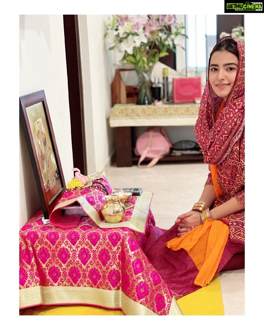Rukshar Dhillon Instagram - Guru Nanak Dev Ji De Parkash Purab Di Lakh Lakh Vadaiyaan🙏✨ Recited the Sukhmani Sahib Paath today at home, remembering his beautiful words of wisdom... -Kirat Karo Live honestly, work hard & with dedication. -Naam Jappo Meditate and feel the oneness. -Vand Chakko Share and help others in whatever capacity you can. Waheguru Ji Ka Khalsa Waheguru Ji Ke Fateh🙏 #gurpurab #gurunanakdevji #satnamwaheguru
