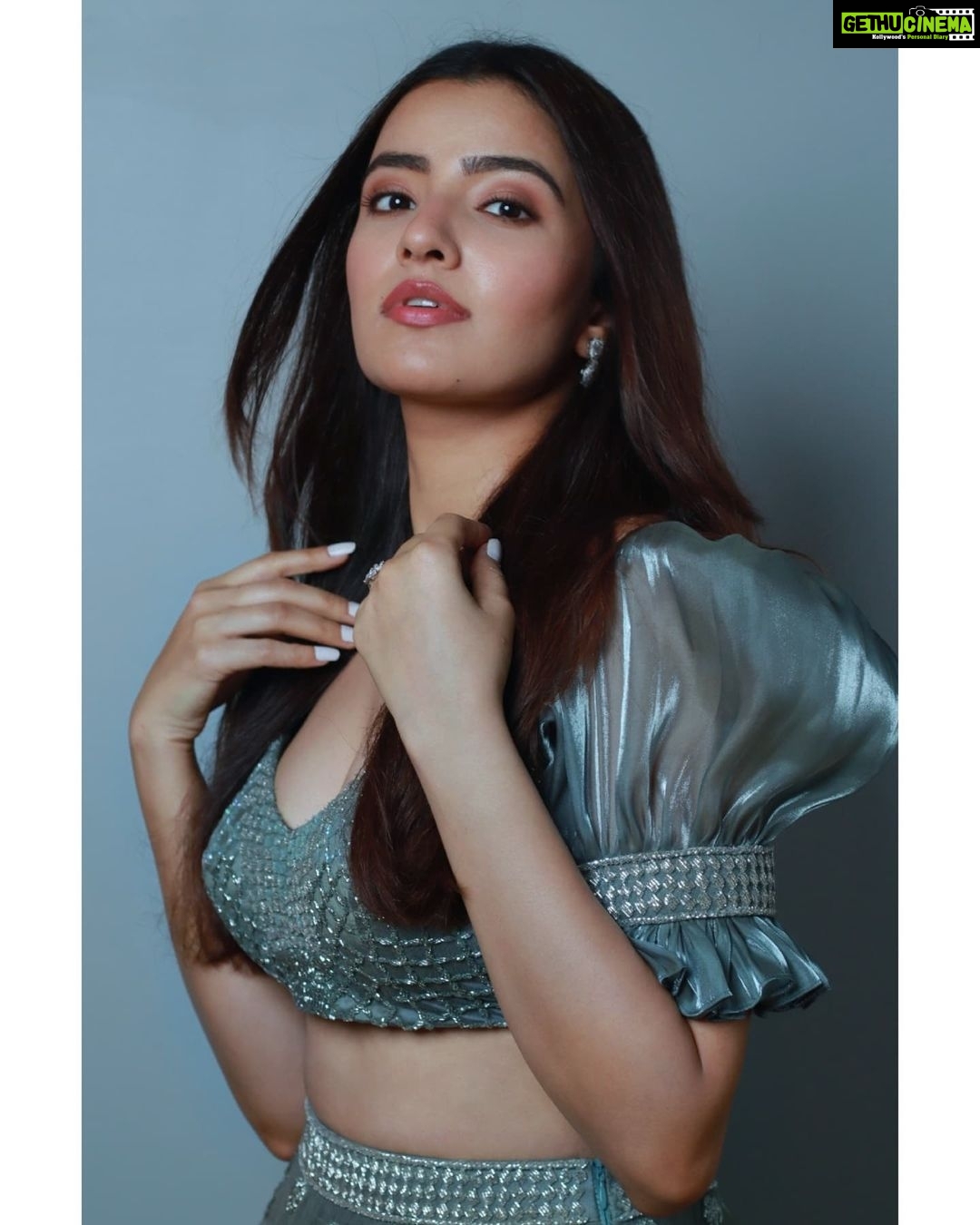 Rukshar Dhillon - 91.4K Likes - And I think to myself
What a wonderful world♥️
📸- @advait_vaidya @simulacrum.studio
👗- @shefalideora_