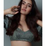 Rukshar Dhillon Instagram - I see trees of green Red roses too..... 📸- @advait_vaidya @simulacrum.studio 👗- @shefalideora_