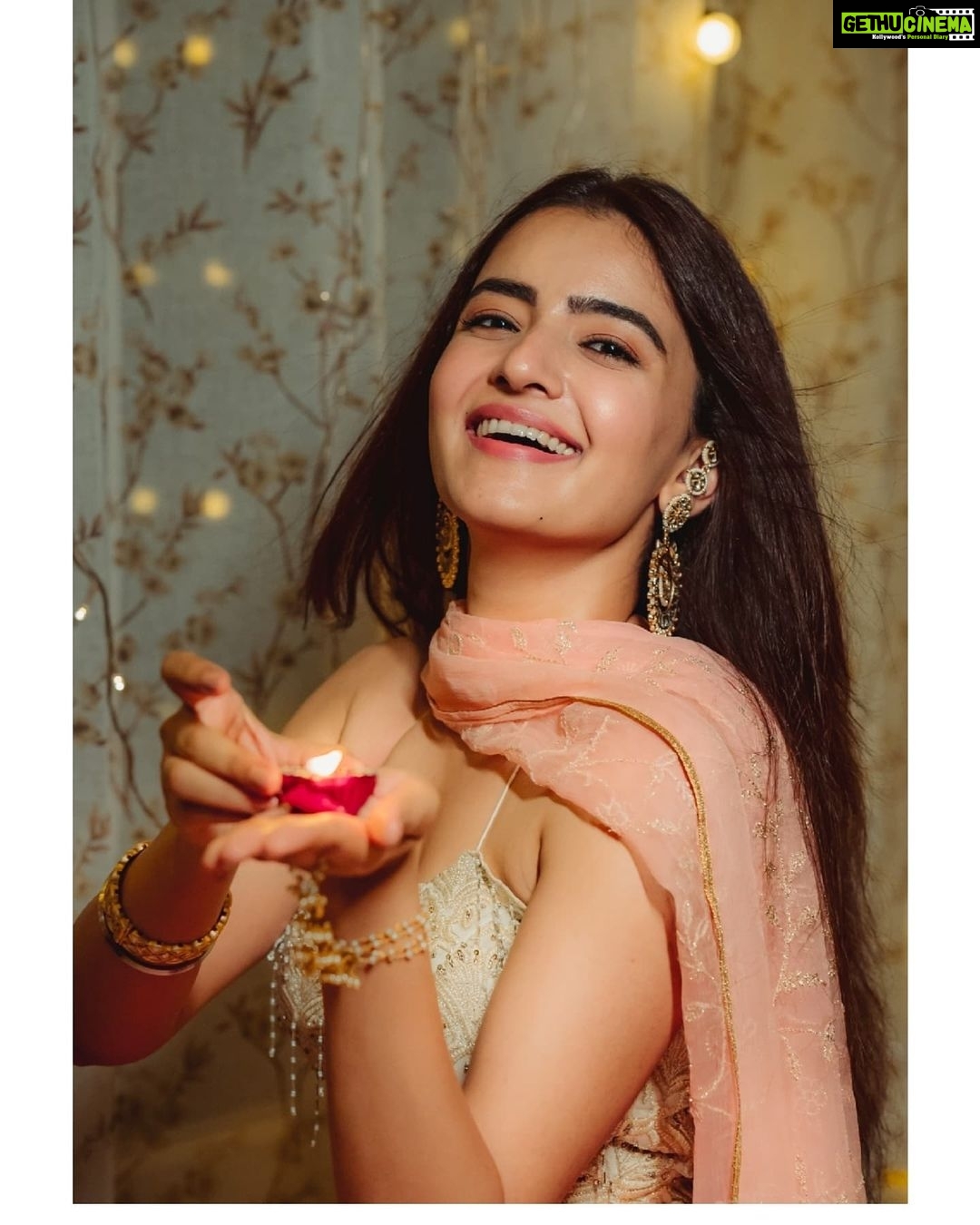 Rukshar Dhillon Instagram - Champ and I wish you all a very HAPPY DIWALI 🪔 Like every year, do take care of champs friends making sure you'll "PAWS- NOISE" and make it a happy celebration for them too! Besides that have tons of ladoos and a meetha time with your family and friends. Love & Light.♥️✨ 📸- @livingstonreynoldphotography @vydevvvijayanstories #happydiwali #pawsnoise #poochoverpataka #pawsafe #noisefree #love #light
