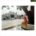Rukshar Dhillon Instagram - A Takht or Takhata, means a throne or seat of authority. In Sikhism, there are five takhts, which are five gurudwaras, holding a very special significance for the community. The selfless acts of the gurus, make for the beautiful history behind them, and is the reason why they were honoured with the title, Takht. Here i am at the fifth one. The place where the tenth guru, Shri Guru Gobind Singh ji breathed his last and annouced the Guru Granth Sahib Ji as his successor, compiling the profound words of wisdom of all the ten gurus for us to follow. Learnings that we can apply in our daily life to become better versions of ourselves. The Sikhs built a room over the platform where Guru Gobind Singh Ji would sit while holding his court and installed Guru Granth Sahib Ji on it. They then honoured it with the title, Takhat Sachkhand Sri Hazur Sahib, Nanded. The calm and self connection this place makes you feel, is something that cannot be expressed in words, but only felt. And as the saying goes, Knowing others is wisdom, knowing yourself is Enlightenment❤️ #Satnamwaheguru #ikonkar #blessings Takhat sachkhand Sri hazur abchal nagar Sahib