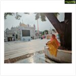 Rukshar Dhillon Instagram - A Takht or Takhata, means a throne or seat of authority. In Sikhism, there are five takhts, which are five gurudwaras, holding a very special significance for the community. The selfless acts of the gurus, make for the beautiful history behind them, and is the reason why they were honoured with the title, Takht. Here i am at the fifth one. The place where the tenth guru, Shri Guru Gobind Singh ji breathed his last and annouced the Guru Granth Sahib Ji as his successor, compiling the profound words of wisdom of all the ten gurus for us to follow. Learnings that we can apply in our daily life to become better versions of ourselves. The Sikhs built a room over the platform where Guru Gobind Singh Ji would sit while holding his court and installed Guru Granth Sahib Ji on it. They then honoured it with the title, Takhat Sachkhand Sri Hazur Sahib, Nanded. The calm and self connection this place makes you feel, is something that cannot be expressed in words, but only felt. And as the saying goes, Knowing others is wisdom, knowing yourself is Enlightenment❤️ #Satnamwaheguru #ikonkar #blessings Takhat sachkhand Sri hazur abchal nagar Sahib