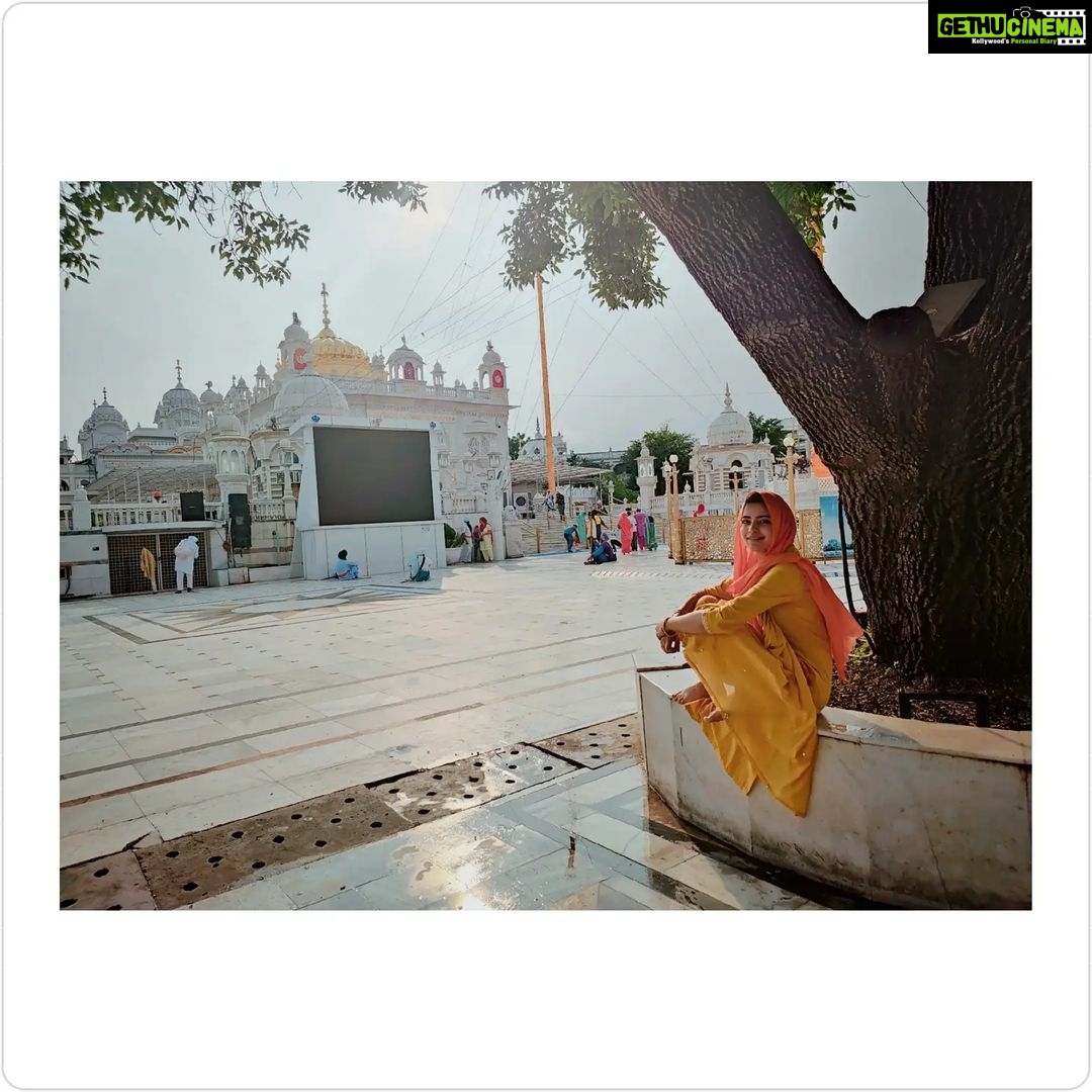 Rukshar Dhillon Instagram - A Takht or Takhata, means a throne or seat of authority. In Sikhism, there are five takhts, which are five gurudwaras, holding a very special significance for the community. The selfless acts of the gurus, make for the beautiful history behind them, and is the reason why they were honoured with the title, Takht. Here i am at the fifth one. The place where the tenth guru, Shri Guru Gobind Singh ji breathed his last and annouced the Guru Granth Sahib Ji as his successor, compiling the profound words of wisdom of all the ten gurus for us to follow. Learnings that we can apply in our daily life to become better versions of ourselves. The Sikhs built a room over the platform where Guru Gobind Singh Ji would sit while holding his court and installed Guru Granth Sahib Ji on it. They then honoured it with the title, Takhat Sachkhand Sri Hazur Sahib, Nanded. The calm and self connection this place makes you feel, is something that cannot be expressed in words, but only felt. And as the saying goes, Knowing others is wisdom, knowing yourself is Enlightenment❤️ #Satnamwaheguru #ikonkar #blessings Takhat sachkhand Sri hazur abchal nagar Sahib
