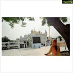 Rukshar Dhillon Instagram - A Takht or Takhata, means a throne or seat of authority. In Sikhism, there are five takhts, which are five gurudwaras, holding a very special significance for the community. The selfless acts of the gurus, make for the beautiful history behind them, and is the reason why they were honoured with the title, Takht. Here i am at the fifth one. The place where the tenth guru, Shri Guru Gobind Singh ji breathed his last and annouced the Guru Granth Sahib Ji as his successor, compiling the profound words of wisdom of all the ten gurus for us to follow. Learnings that we can apply in our daily life to become better versions of ourselves. The Sikhs built a room over the platform where Guru Gobind Singh Ji would sit while holding his court and installed Guru Granth Sahib Ji on it. They then honoured it with the title, Takhat Sachkhand Sri Hazur Sahib, Nanded. The calm and self connection this place makes you feel, is something that cannot be expressed in words, but only felt. And as the saying goes, Knowing others is wisdom, knowing yourself is Enlightenment❤️ #Satnamwaheguru #ikonkar #blessings Takhat sachkhand Sri hazur abchal nagar Sahib