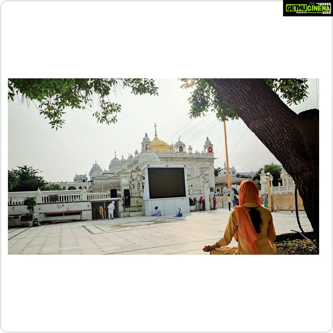 Rukshar Dhillon Instagram - A Takht or Takhata, means a throne or seat of authority. In Sikhism, there are five takhts, which are five gurudwaras, holding a very special significance for the community. The selfless acts of the gurus, make for the beautiful history behind them, and is the reason why they were honoured with the title, Takht. Here i am at the fifth one. The place where the tenth guru, Shri Guru Gobind Singh ji breathed his last and annouced the Guru Granth Sahib Ji as his successor, compiling the profound words of wisdom of all the ten gurus for us to follow. Learnings that we can apply in our daily life to become better versions of ourselves. The Sikhs built a room over the platform where Guru Gobind Singh Ji would sit while holding his court and installed Guru Granth Sahib Ji on it. They then honoured it with the title, Takhat Sachkhand Sri Hazur Sahib, Nanded. The calm and self connection this place makes you feel, is something that cannot be expressed in words, but only felt. And as the saying goes, Knowing others is wisdom, knowing yourself is Enlightenment❤️ #Satnamwaheguru #ikonkar #blessings Takhat sachkhand Sri hazur abchal nagar Sahib