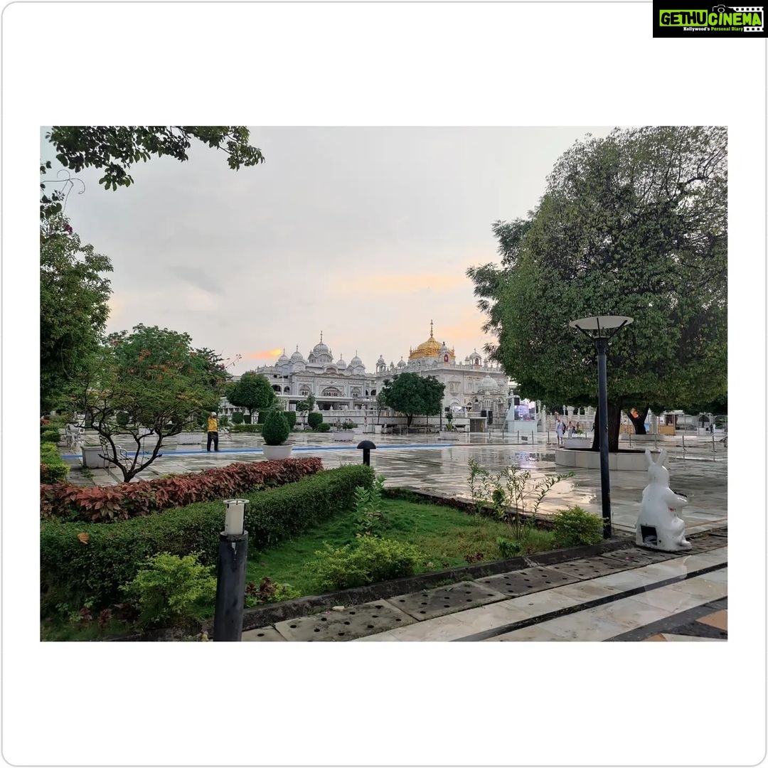 Rukshar Dhillon Instagram - A Takht or Takhata, means a throne or seat of authority. In Sikhism, there are five takhts, which are five gurudwaras, holding a very special significance for the community. The selfless acts of the gurus, make for the beautiful history behind them, and is the reason why they were honoured with the title, Takht. Here i am at the fifth one. The place where the tenth guru, Shri Guru Gobind Singh ji breathed his last and annouced the Guru Granth Sahib Ji as his successor, compiling the profound words of wisdom of all the ten gurus for us to follow. Learnings that we can apply in our daily life to become better versions of ourselves. The Sikhs built a room over the platform where Guru Gobind Singh Ji would sit while holding his court and installed Guru Granth Sahib Ji on it. They then honoured it with the title, Takhat Sachkhand Sri Hazur Sahib, Nanded. The calm and self connection this place makes you feel, is something that cannot be expressed in words, but only felt. And as the saying goes, Knowing others is wisdom, knowing yourself is Enlightenment❤️ #Satnamwaheguru #ikonkar #blessings Takhat sachkhand Sri hazur abchal nagar Sahib