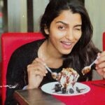 Sai Dhanshika Instagram - Bring on the cheat meal but for me every day is a cheat meal which I pretend whenever I eat 😂🤣😅 #eatingdisorderrecovery #pandemichabituation #eatsleeptrainrepeat 🙄
