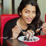 Sai Dhanshika Instagram – Bring on the cheat meal but for me every day is a cheat meal which I pretend whenever I eat 😂🤣😅
#eatingdisorderrecovery #pandemichabituation #eatsleeptrainrepeat 🙄