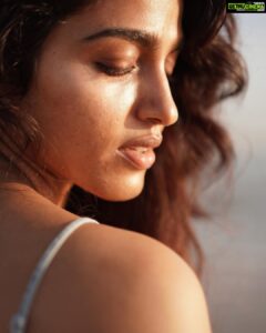 Sai Dhanshika Instagram - Hugging in the warmth of the 🌤@anitakamaraj @alexandervedachalam @ashwin_guru17 …