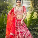 Sai Dhanshika Instagram – This the most classic red Lehenga & green emerald jewelry combo that you can never go wrong with it!
💃@mokshaa_chennai 
💎@challani_jewellery 
📸 @chethanroyie 
🎥 @call_me_taro_ @teamcreators @bharath_d_o_p 
💇🏻‍♀️ @mani_hairstylist 
@varaabysangeethakailash 
#sabyasachiinspired #sabyasachibride #red #classic #nevergooutofstyle #lehenga #love #poser #naturebackdrop #redlover❤️