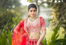 Sai Dhanshika Instagram - This the most classic red Lehenga & green emerald jewelry combo that you can never go wrong with it! 💃@mokshaa_chennai 💎@challani_jewellery 📸 @chethanroyie 🎥 @call_me_taro_ @teamcreators @bharath_d_o_p 💇🏻‍♀️ @mani_hairstylist @varaabysangeethakailash #sabyasachiinspired #sabyasachibride #red #classic #nevergooutofstyle #lehenga #love #poser #naturebackdrop #redlover❤️