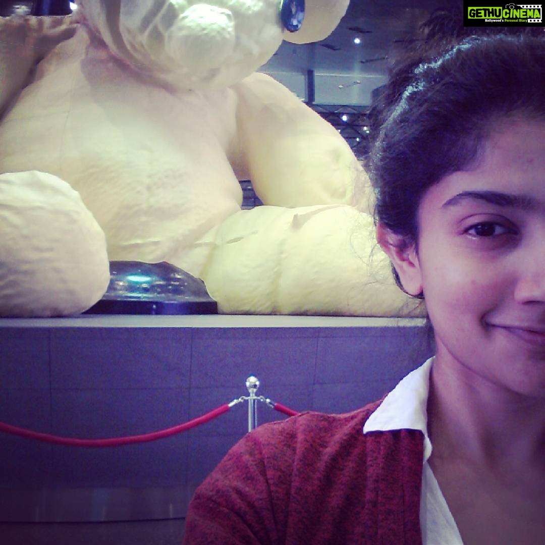 Sai Pallavi Instagram - My new year wid the big guy :* Hamad International Airport