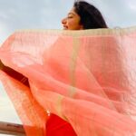 Sai Pallavi Instagram - Making the most of the breeze and my sister’s accidental photography skills!! 📸: my baby @poojakannan_97 🐥