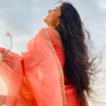 Sai Pallavi Instagram - Making the most of the breeze and my sister’s accidental photography skills!! 📸: my baby @poojakannan_97 🐥