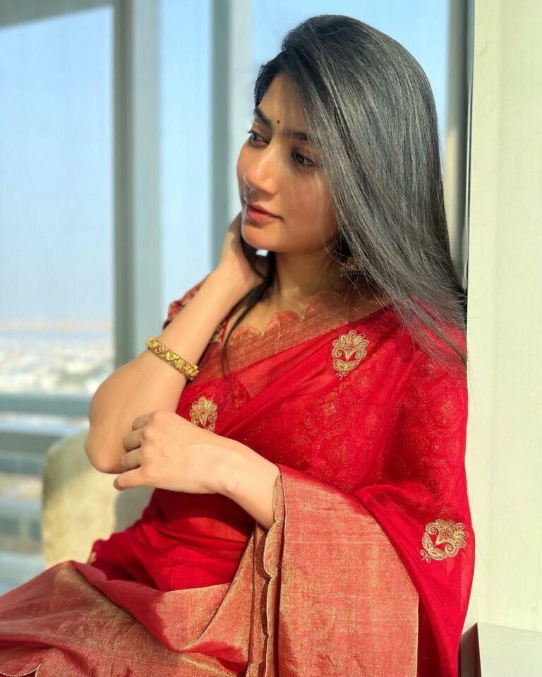 Sai Pallavi Instagram - For the love of red ♥️ Saree @labelearthen Jewellery @kalasha_finejewels Stylist and 📸 : @neeraja.kona ♥️ Asst stylist @manogna_gollapudi #ShyamSinghaRoy