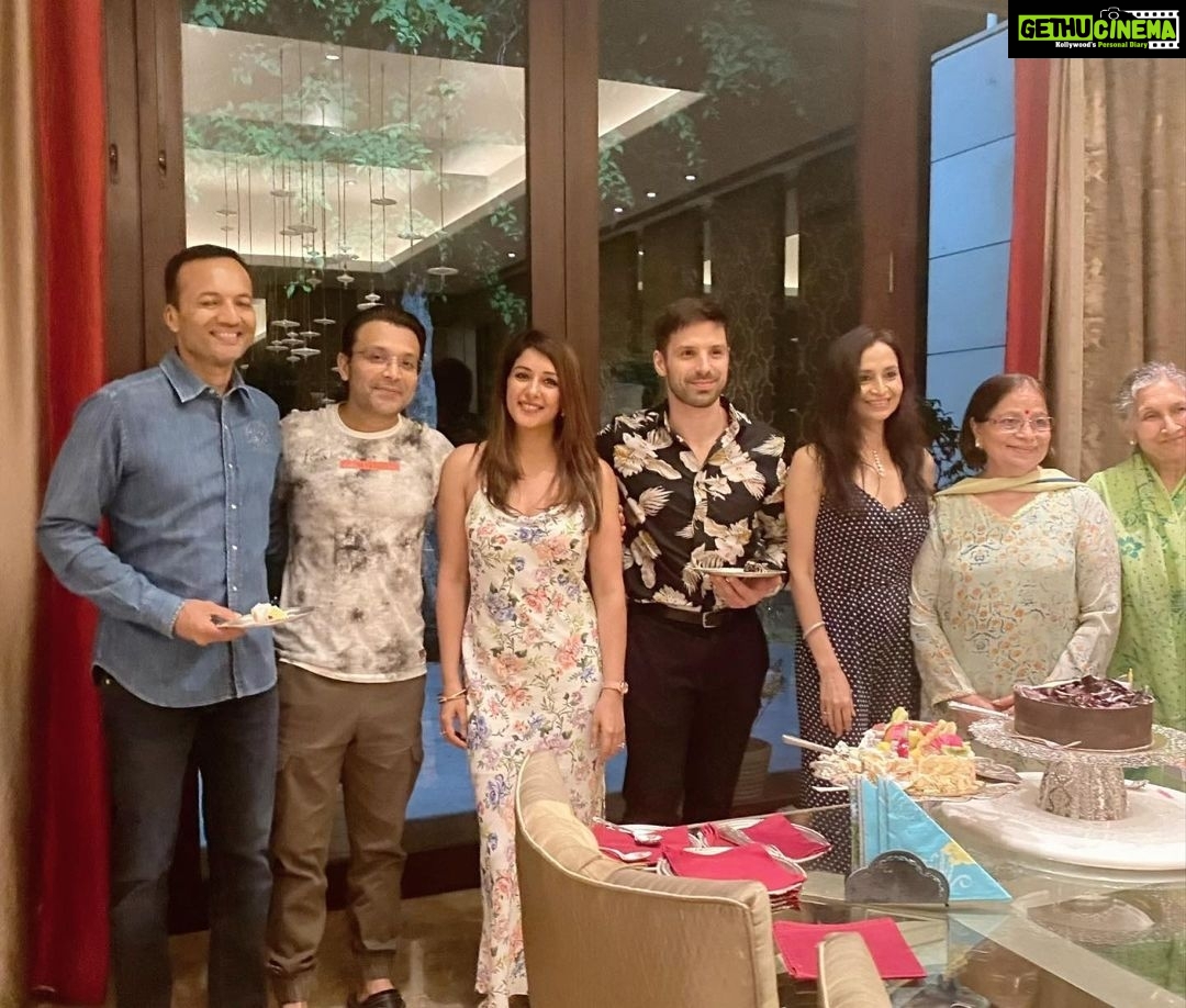 Sameksha Instagram - They say families are not perfect but unique in their own way. But I am blessed to have a perfect family, each one of them is funny , honest and inspiring in his/her own way.... every moment spent with them creates memories of lifetime . Always Grateful to God for their unconditional love❤️ and prayers for their good health and happiness always🙏🏻 @shallujindal @itsshaeloswal #savitrijindal #naveenjindal #venkateshjindal #arunaoswal Home