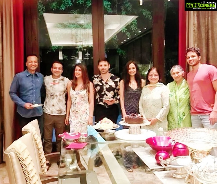 Sameksha Instagram - They say families are not perfect but unique in their own way. But I am blessed to have a perfect family, each one of them is funny , honest and inspiring in his/her own way.... every moment spent with them creates memories of lifetime . Always Grateful to God for their unconditional love❤️ and prayers for their good health and happiness always🙏🏻 @shallujindal @itsshaeloswal #savitrijindal #naveenjindal #venkateshjindal #arunaoswal Home