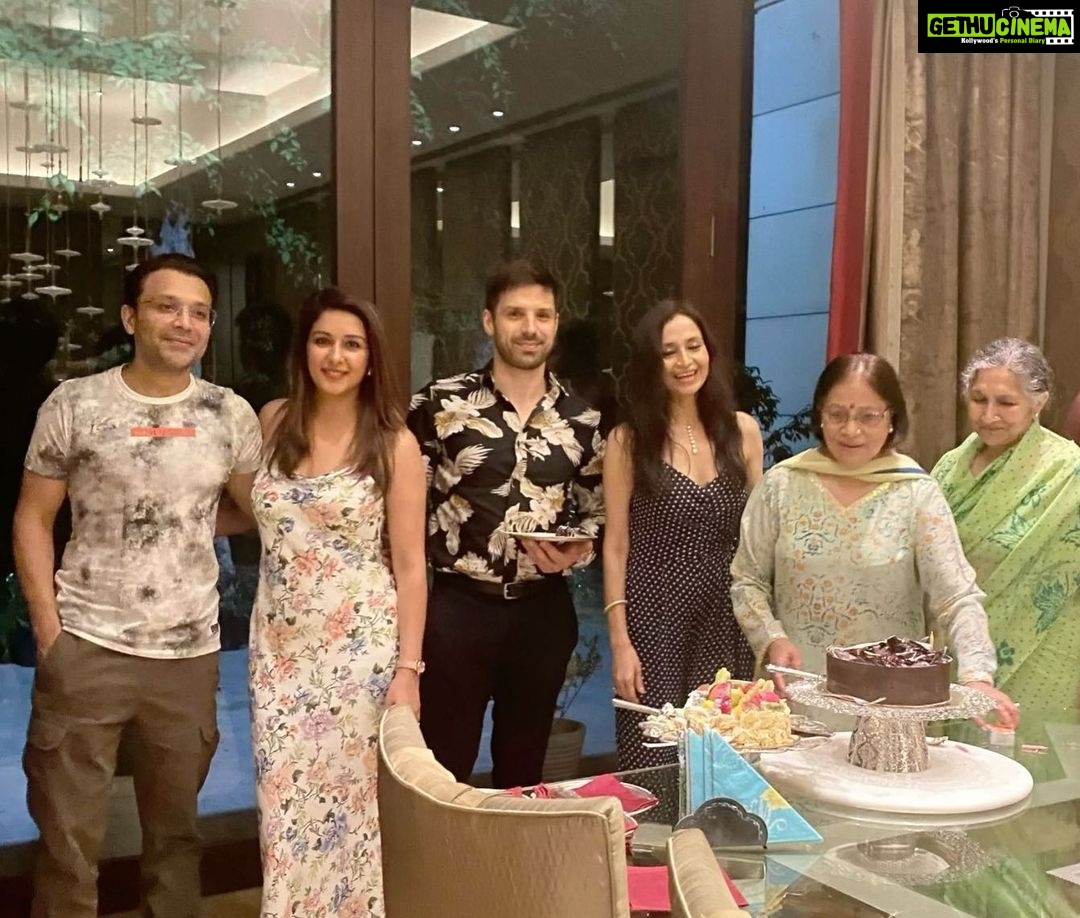 Sameksha Instagram - They say families are not perfect but unique in their own way. But I am blessed to have a perfect family, each one of them is funny , honest and inspiring in his/her own way.... every moment spent with them creates memories of lifetime . Always Grateful to God for their unconditional love❤️ and prayers for their good health and happiness always🙏🏻 @shallujindal @itsshaeloswal #savitrijindal #naveenjindal #venkateshjindal #arunaoswal Home