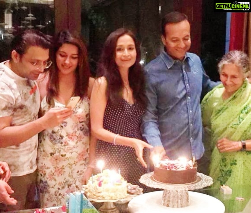 Sameksha Instagram - They say families are not perfect but unique in their own way. But I am blessed to have a perfect family, each one of them is funny , honest and inspiring in his/her own way.... every moment spent with them creates memories of lifetime . Always Grateful to God for their unconditional love❤️ and prayers for their good health and happiness always🙏🏻 @shallujindal @itsshaeloswal #savitrijindal #naveenjindal #venkateshjindal #arunaoswal Home