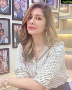 Sameksha Instagram - Waited for a year to get my hairstyling done by @moin.sabri and it was all worth the wait. The most talented, humble and pure soul. Thanks Moin🤗 #MSSalon #artistatwork #singer #thebesthairstylist