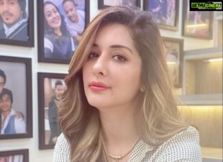 Sameksha Instagram - Waited for a year to get my hairstyling done by @moin.sabri and it was all worth the wait. The most talented, humble and pure soul. Thanks Moin🤗 #MSSalon #artistatwork #singer #thebesthairstylist
