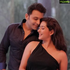Sameksha Instagram - तू मिला तो, ख़्वाब ज़िंदगी के हो गए हैं साफ़ रे  तू मिला तो, गलतीयां जो थी वो हो गई हैं माफ़ रे। @itsshaeloswal ❤️ #tumilaato #lovesong