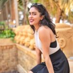 Samyuktha Hegde Instagram - What's the point if you smile only for the camera ? Smile all the timeeee and the camera will get it 🧡🧡🧡 📸 @vashu_jain_ #sendingpositivevibes #smilealways #realnotperfect