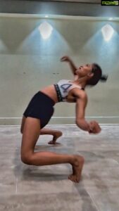 Samyuktha Hegde Instagram - Fresstyling after 8 months in a dance studio
The feeling of barefeet and wooden floor is just ❤
🎥 : @vashu_jain_ you are amazinggggg
#dancerlife #dance