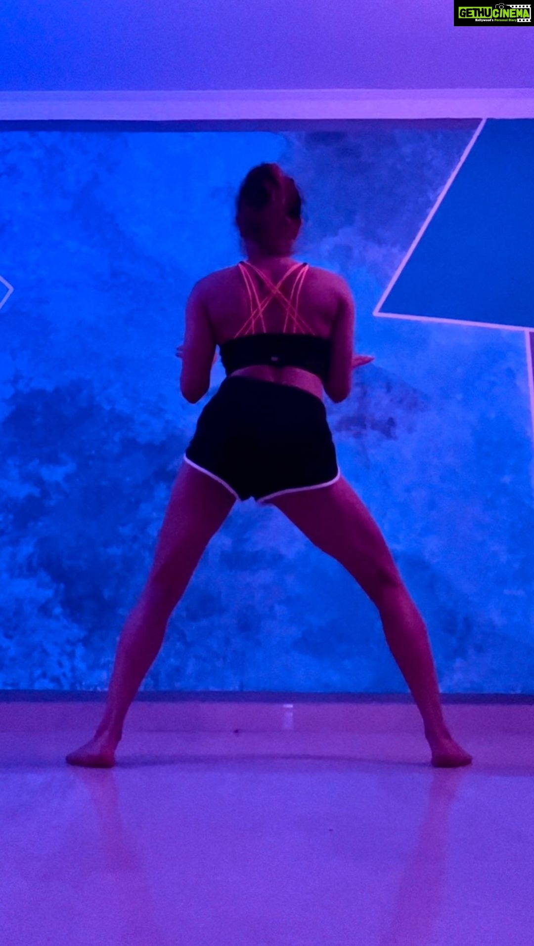 Samyuktha Hegde Instagram - Did you know? Not only is twerking super fun but it has a lot of health benefits The right technique and practice of twerking strengthens muscles in just about every part of your body! Not only do you sculpt, tone and grow your butt, your thighs become super strong, your hip flexibility increases, helps your abdomen and pelvis increase stability and more than anything your period pain reduces drastically! π΅ @ckay_yo @joeboyofficial @kuamieugene #lovenwantiti #twerk #explore #dance