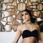 Samyuktha Hegde Instagram - "Insert a mirror caption from pintrest" @riyah.sardhariya ch thanks for the caption! 😅 . . . 📸 @claudeloren 💄 @makeupbyraffahrahman #samyukthahegde #brokenandbeautiful #shoot