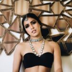 Samyuktha Hegde Instagram - "Insert a mirror caption from pintrest" @riyah.sardhariya ch thanks for the caption! 😅 . . . 📸 @claudeloren 💄 @makeupbyraffahrahman #samyukthahegde #brokenandbeautiful #shoot