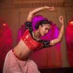 Samyuktha Hegde Instagram – Hands up 👐
.
.
.
📸: @team_amstudio
💄: @artistryby_priyankaharish 
💎: @aabhushanjewellery1941 
🥻: @bhargavi_vikyathi 

#deepawali #diwali #dance #ethnic