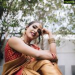 Samyuktha Hegde Instagram – Amma asked me to whatsapp these pictures to her, now I’m gonna be all over her friend’s and relatives chat!
Indian parents doing Indian parenting!

📸 @claudeloren
💄 @makeupbyraffahrahman
💎 @themauveunitx

#festivelook #indianwear #sareenotsorry #sendingpositivevibes #smilesandsarees