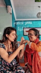 Samyuktha Hegde Instagram - Pranked amma again!!
Hahahhahahahahhh
Saw a friend do this and tried it on my mom, now I can't stop laughing 😅😅
She followed all the instructions with so much concentration!

#thetoiletprank #momandsam #prankedammaagain #joke #prank