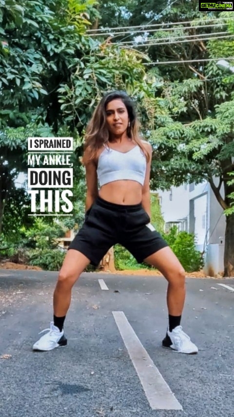 Samyuktha Hegde Instagram - The trend choreography on Love Nwantiti! Posting this on public demand as I sprained my ankle doing this π
. . . Ps: I'm mostly injuring myself doing easy things, like when its least expected! #lovenwantiti #dance #sprainedankle #trendchoreography #reels #samspire #reelsteadygo