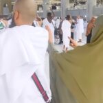 Sana Khan Instagram - Ya Allah forgive our past and change our future 🥺😢🤲🏻 JazakAllah khair bhai @ajmall002 for making this loving video as a surprise 🙂 . . . @alkhalidtours @oummi_abi_moi #sanakhan #anassaiyad #makkah #kaaba #tawaf #alhamdulillah #shukar #umrah