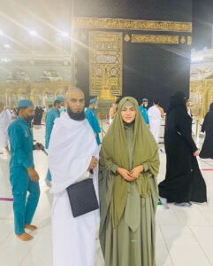 Sana Khan Instagram - Alhamdullilah Alhamdullilah Alhamdullilah 💚
Thank you so much @alkhalidtours for planning this umrah with so much ease & comfort 🙌🏻

.
.
.
Hijab @oummi_abi_moi 
#sanakhan #anassaiyad #sanaanas #umrah #alhamdulillah
