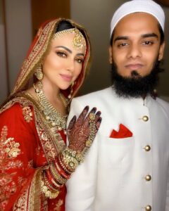 Sana Khan Instagram - I wanted a perfect ending and indeed this is the perfect & happy ending to 2020 🎊💥
Thank you for accepting me in ur life with soooo much of love, happiness & trust @anas_saiyad20 ♥️ 
I will give my best to be the best for you n give the best to you 🌹In Sha Allah 
.
.
.
#sanakhan #sanaanas #anassaiyad #love #life #blessed